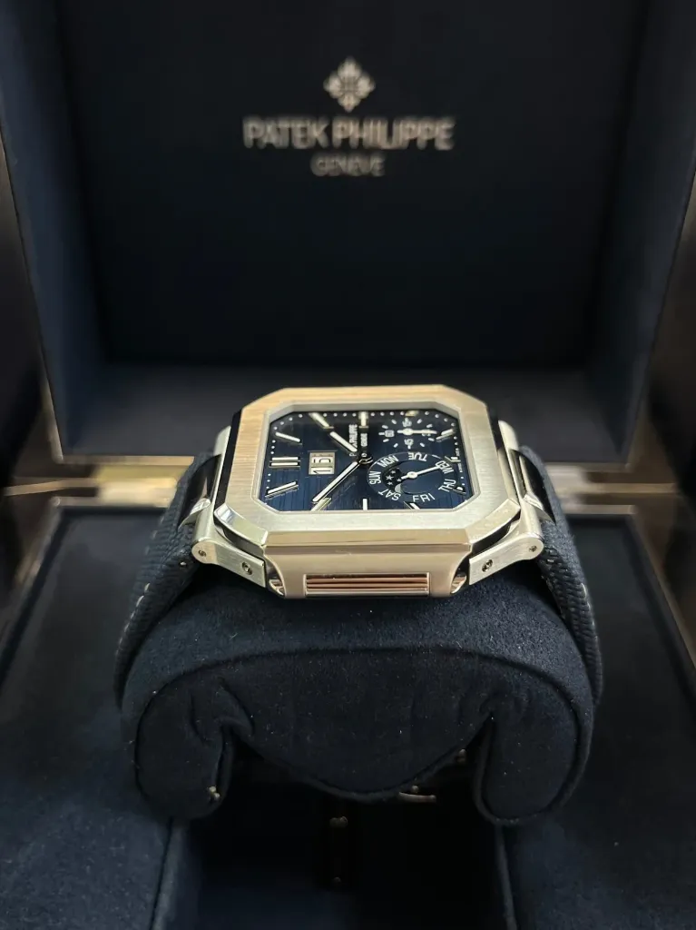 cubitus blue in blue strap left side.webp