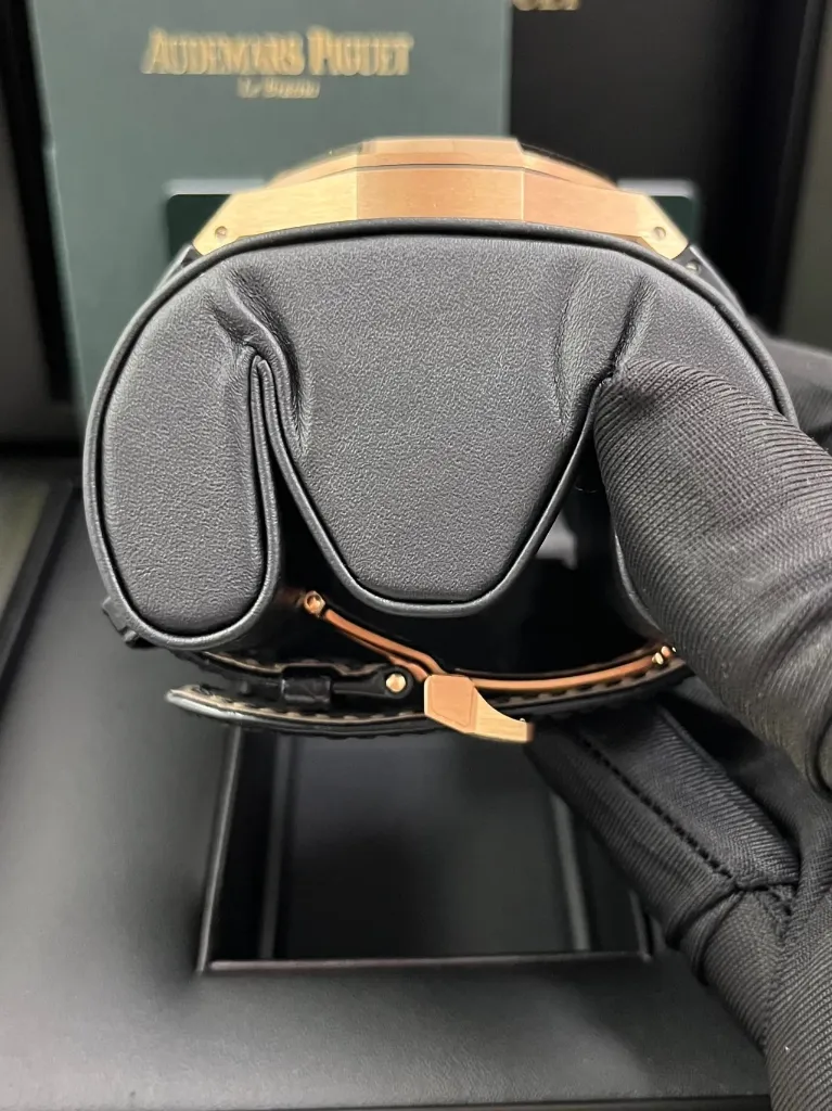 ZF FACTORY  ROYAL OAK BLACK ROSE GOLD BLACK LEATHER STRAP IN HAND LEFT SIDE.webp