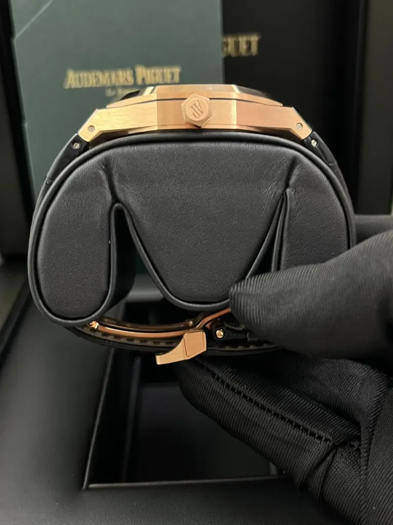ZF FACTORY  ROYAL OAK BLACK ROSE GOLD BLACK LEATHER STRAP CROWN SIDE IN HAND.webp