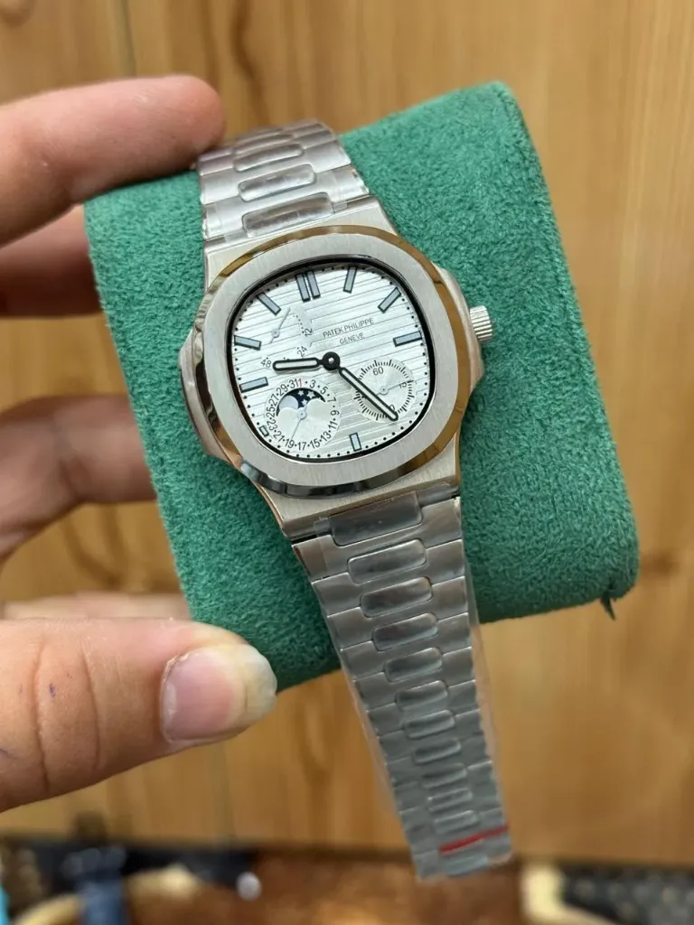 PATEK PHILIPPE NAUTILUS 5712/1A || SILVER WHITE